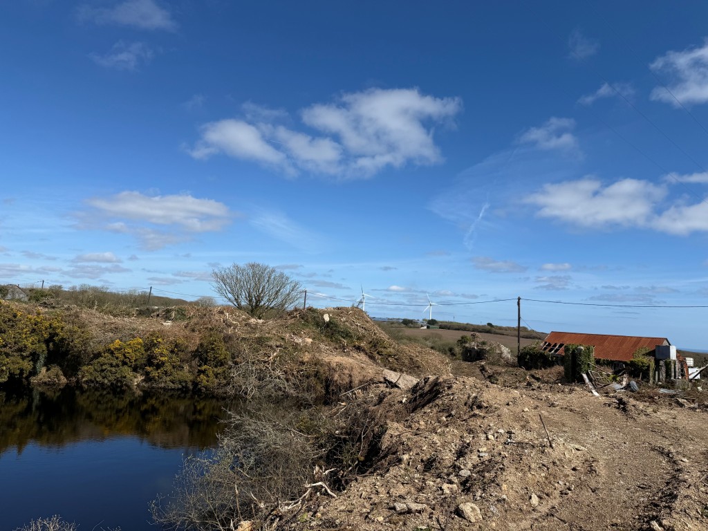 Lot: 35 - FORMER QUARRY WITH DILAPIDATED BUILDINGS ON SITE - Quarry and buildings